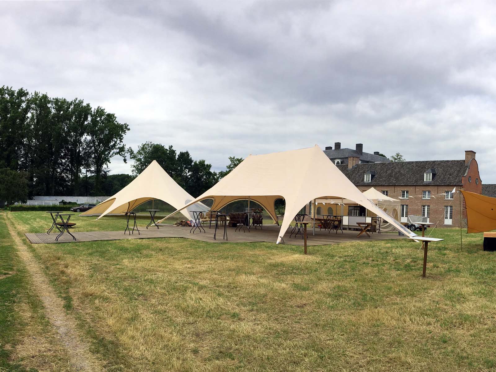 Trouwopstelling Blauw Kasteel in Oosterzele, overzicht.