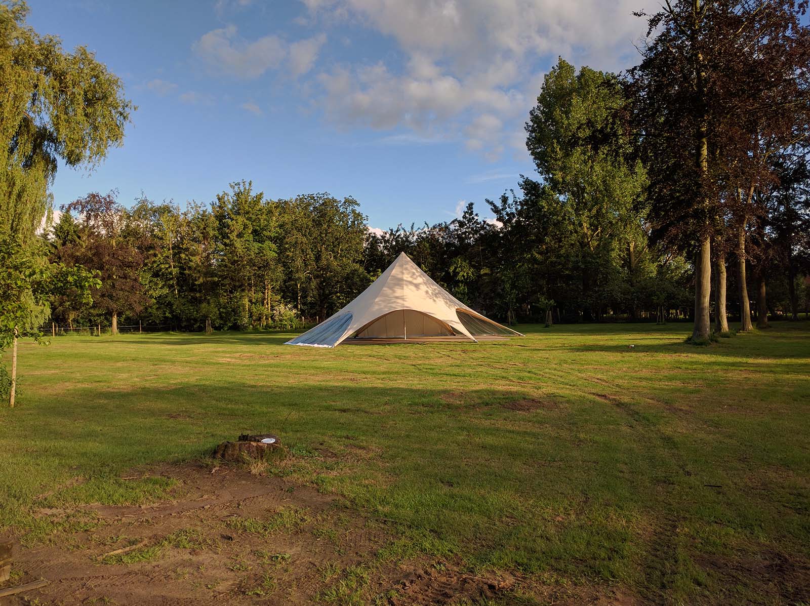 Onderdeel van een bedrijfsevent in Oost Eeklo, zicht bij aankomst