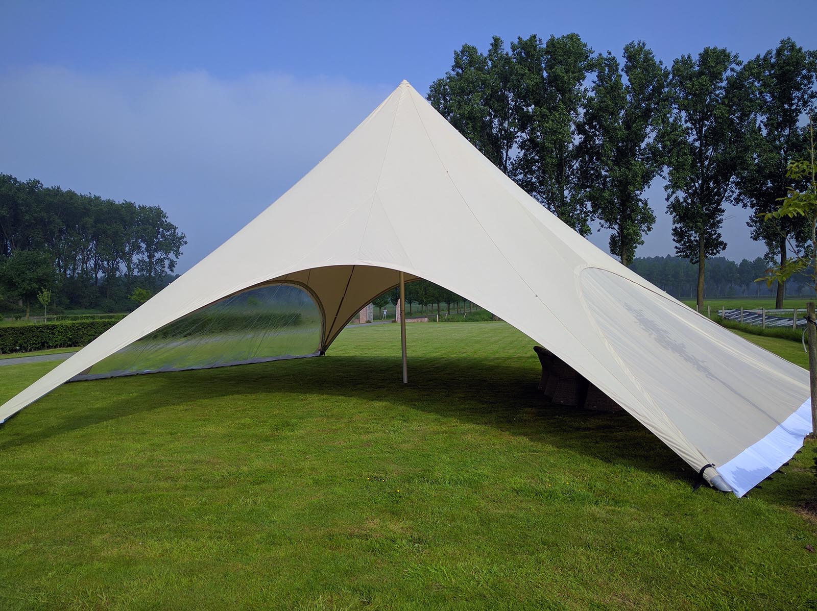 Feesttent StarShade 800,geplaatst voor een communiefeest