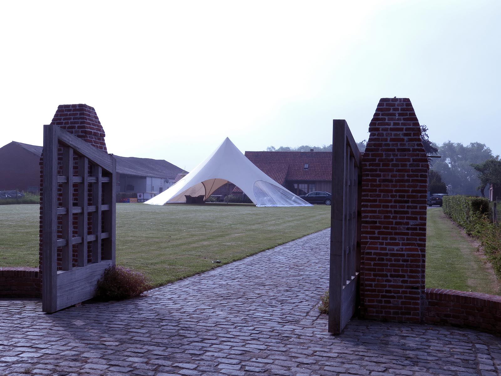 Feesttent StarShade 800,geplaatst voor een communiefeest, zicht bij het toekomen